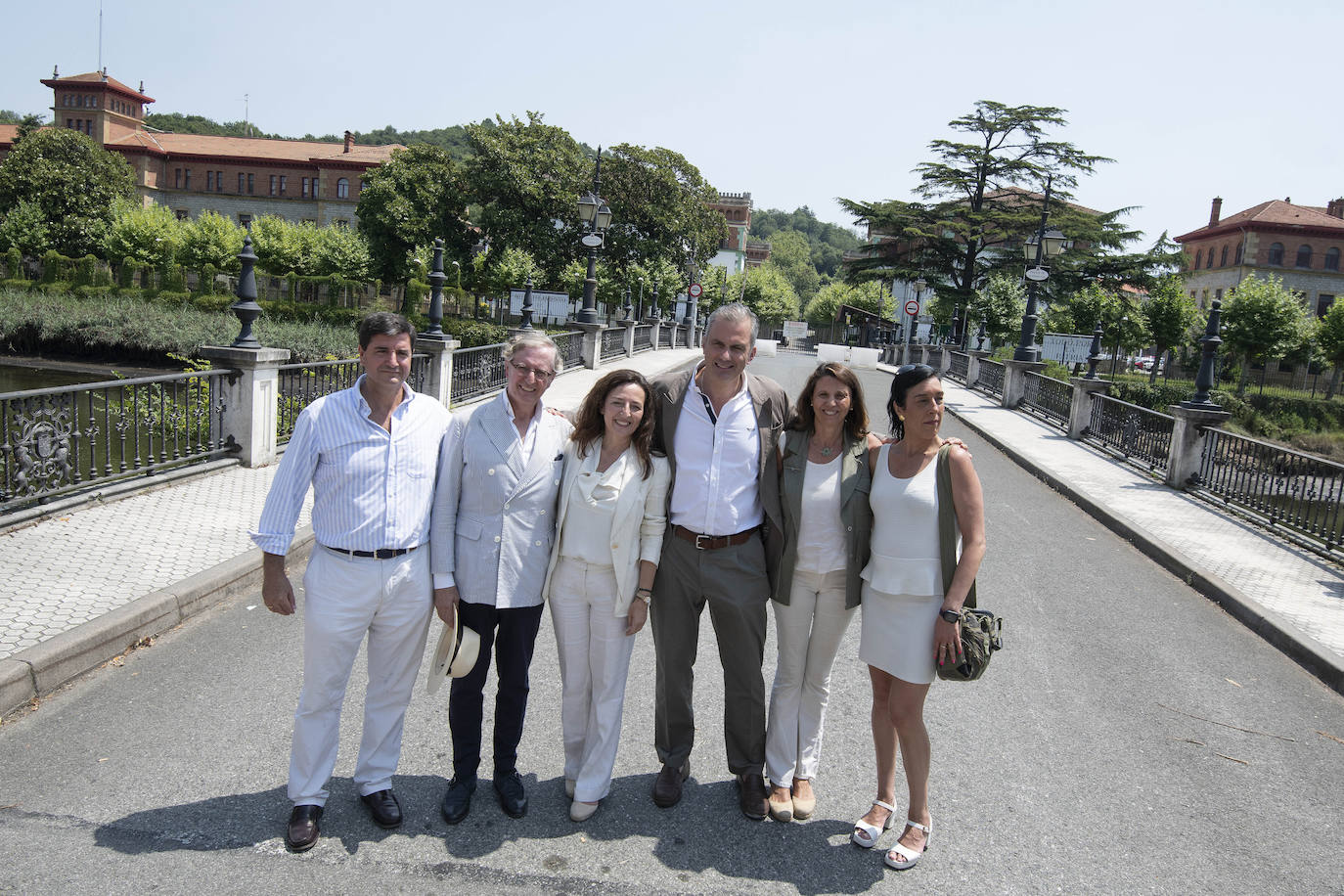 Javier Ortega Smith este lunes frente a los cuarteles de Loiola juntos a otros miembros de Vox.