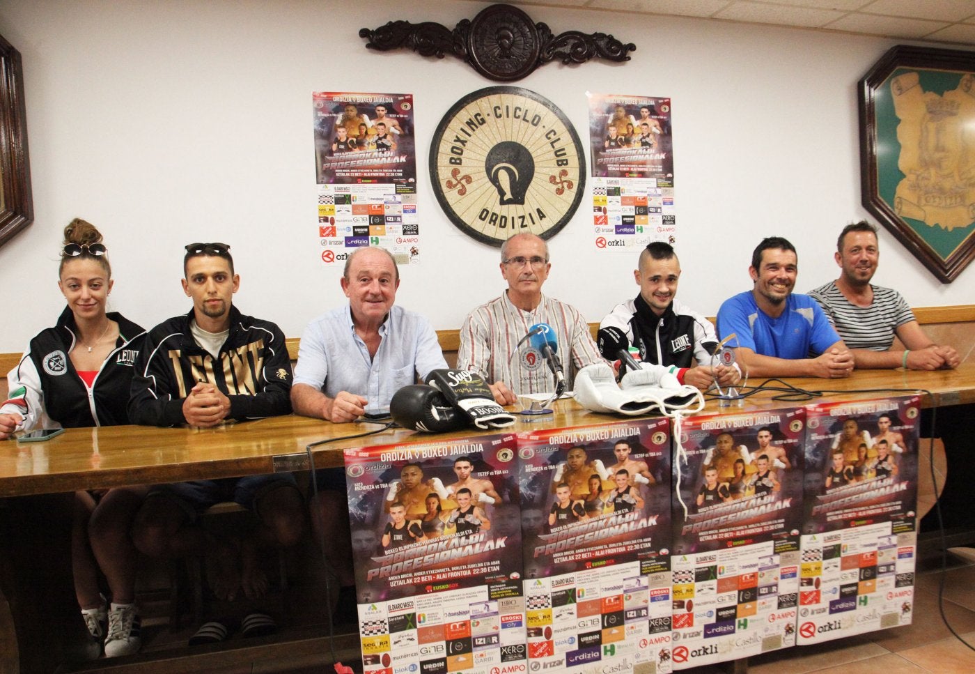 Púgiles, autoridades y organizadores, este martes en Ordizia en la presentación de la velada. 