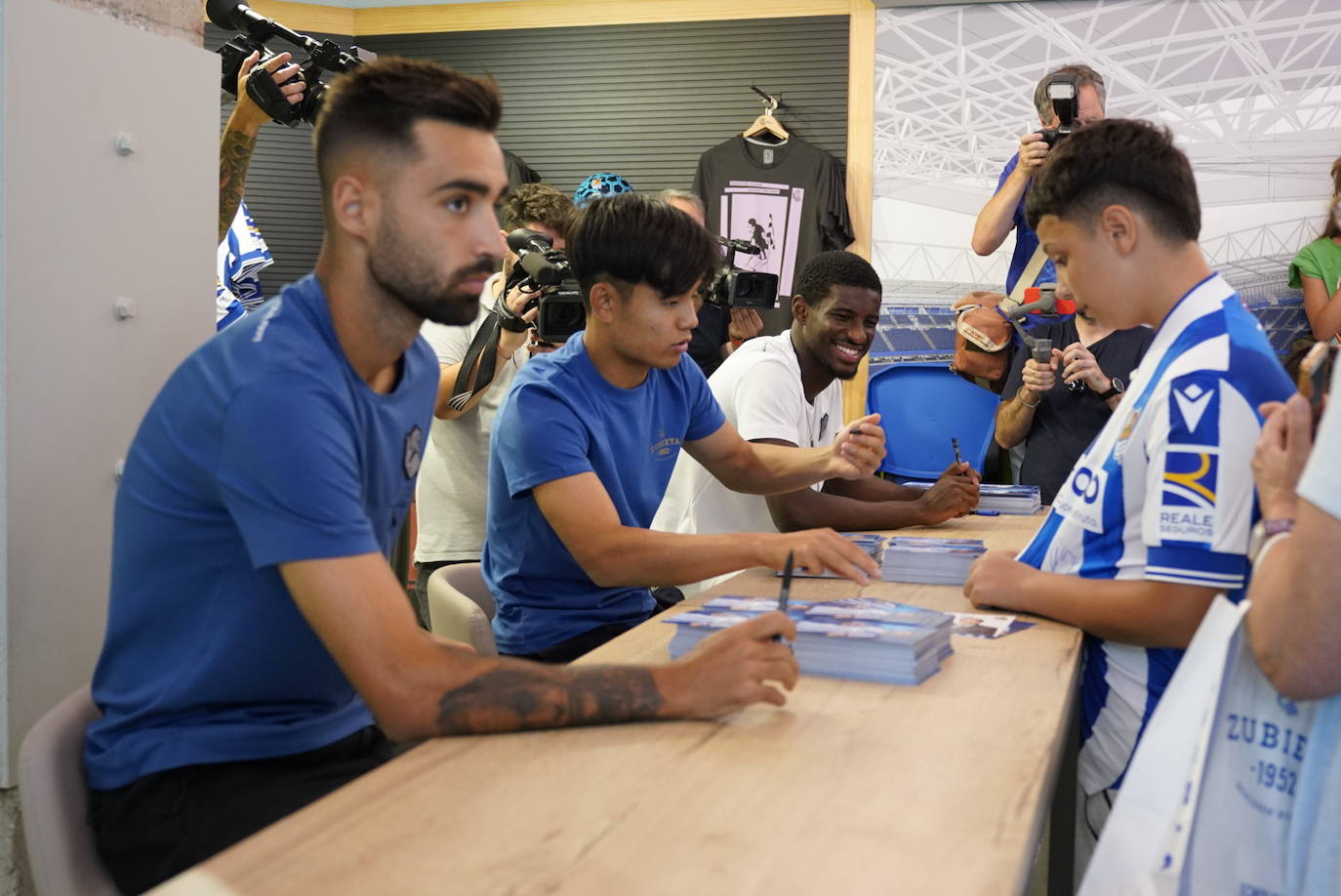 Take Kubo, Brais Méndez y Mohamed-Ali Cho firman y se fotografían con la afición txuri-urdin