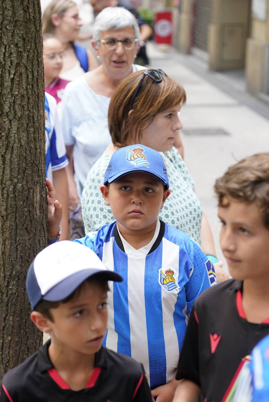 Take Kubo, Brais Méndez y Mohamed-Ali Cho firman y se fotografían con la afición txuri-urdin