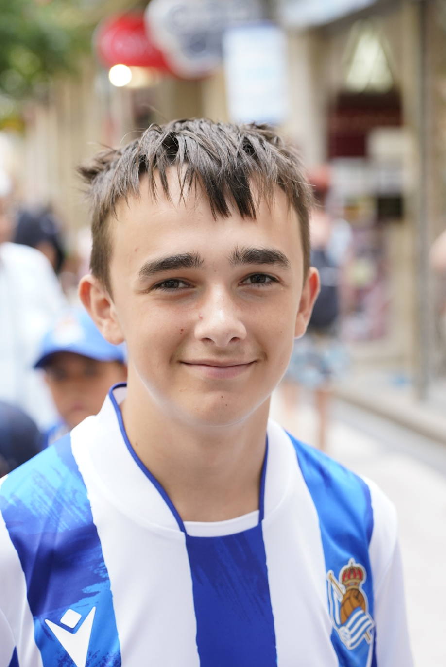 Take Kubo, Brais Méndez y Mohamed-Ali Cho firman y se fotografían con la afición txuri-urdin