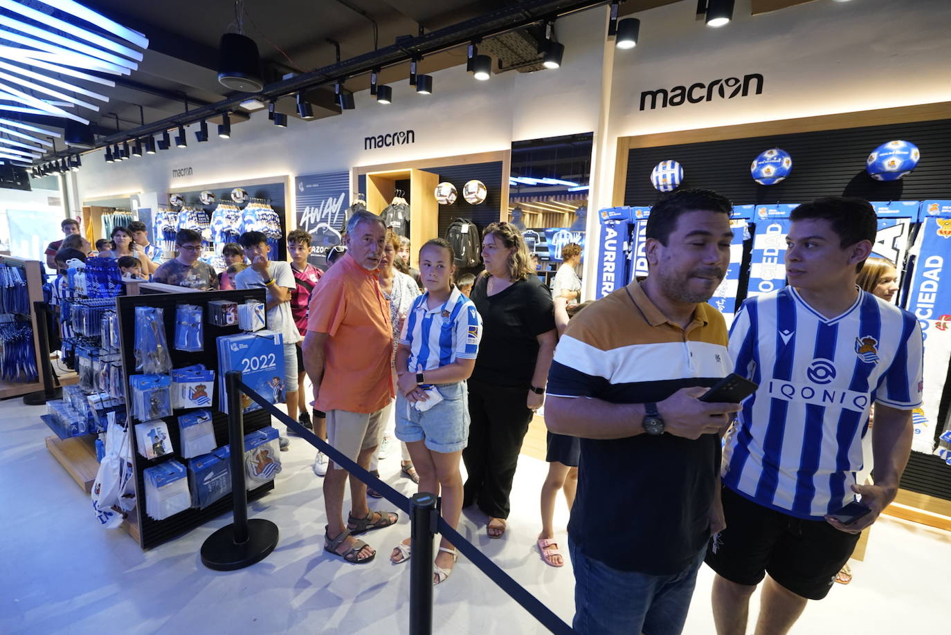 Take Kubo, Brais Méndez y Mohamed-Ali Cho firman y se fotografían con la afición txuri-urdin