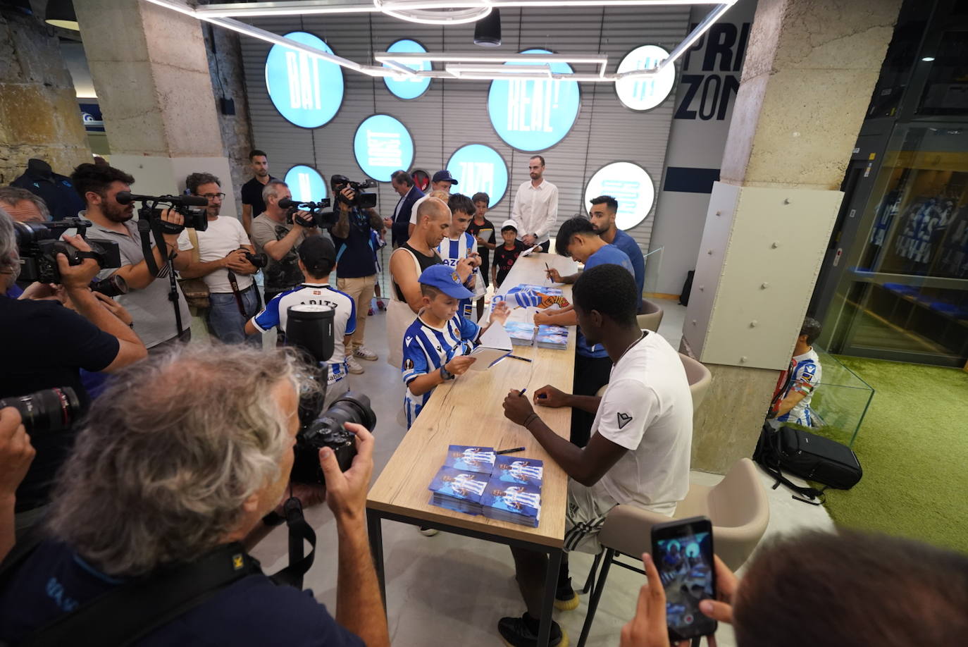 Take Kubo, Brais Méndez y Mohamed-Ali Cho firman y se fotografían con la afición txuri-urdin