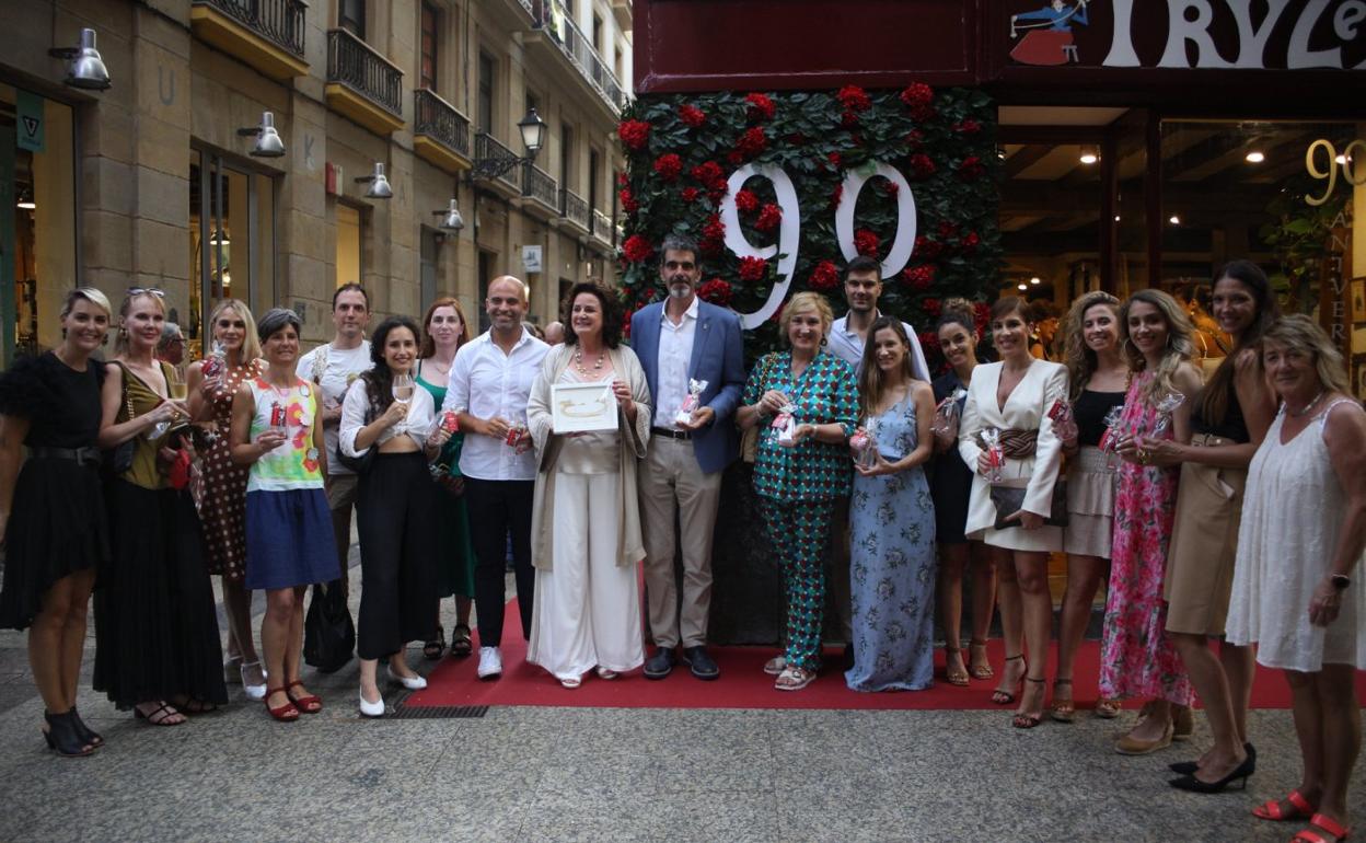 El alcalde Eneko Goia, la concejala Cristina Lagé y un grupo de invitados con las propietarias.