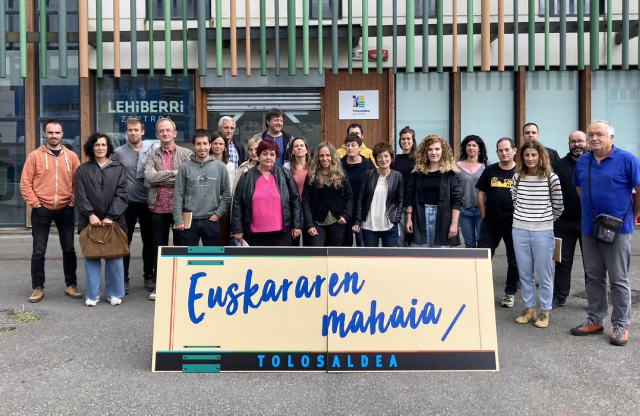 Eskualdeko udal eta elkarteetako ordezkariak Lehiberri eraikinaren kanpoaldean. 