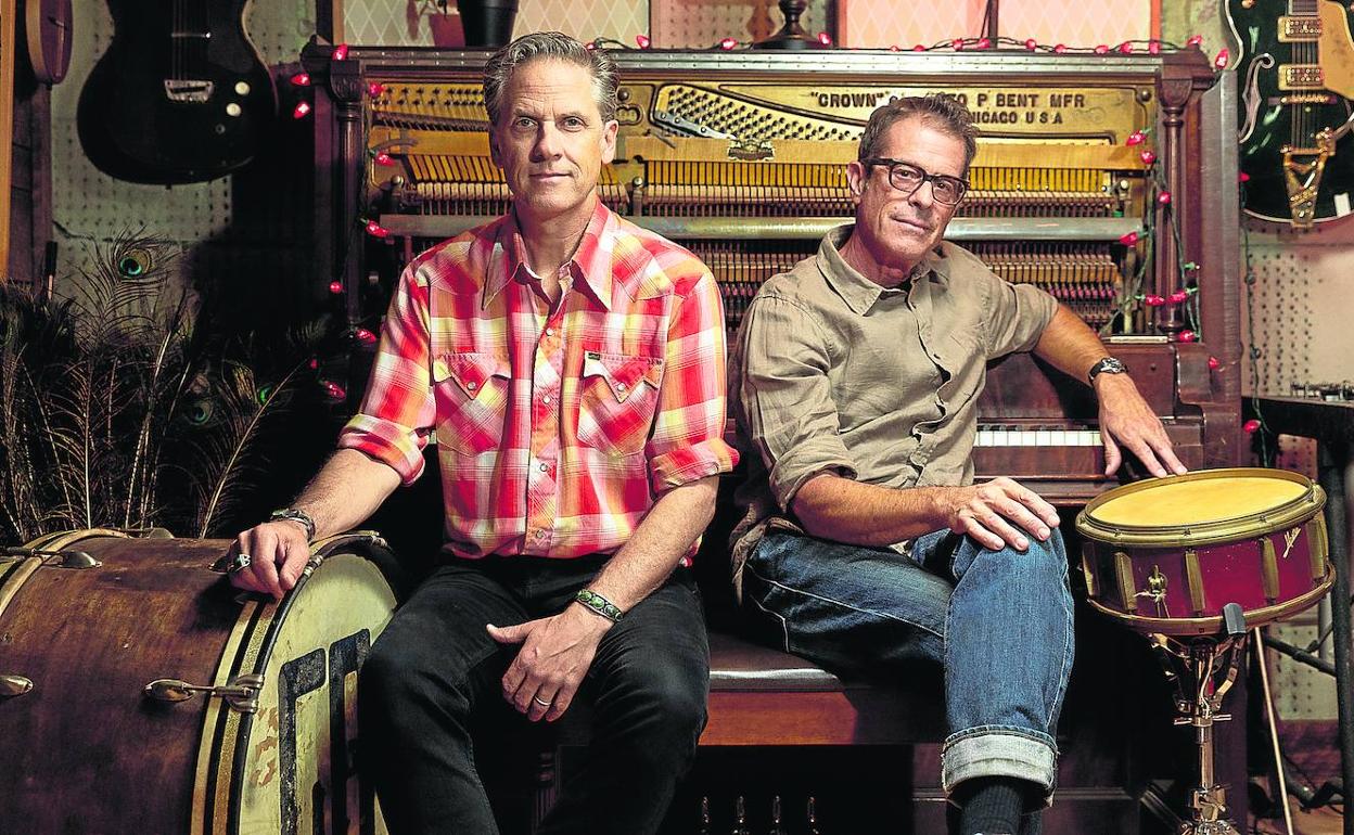 Joey Burns y John Convertino, líderes de la banda originaria de Arizona. 