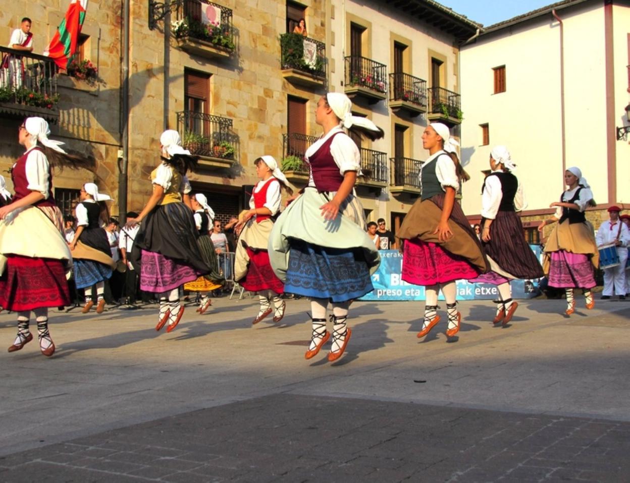 Danborjoleak Alardearen desfilean zapatuan eta Oinarin dantza taldeko kideak ekitaldiaren amaieran. 