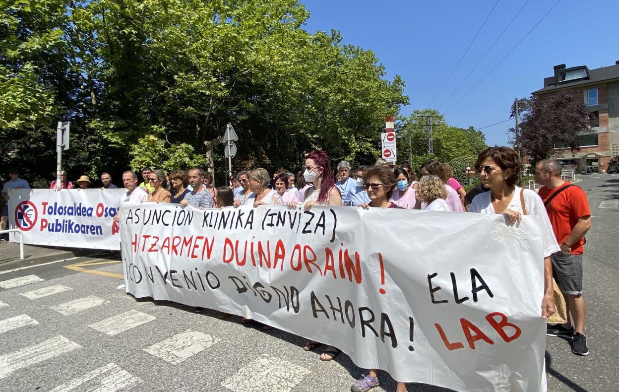 El comité de trabajadores de Asunción Klinika ayer al mediodía, frente al centro. Afirman que en septiembre continuarán con las reivindicaciones. 