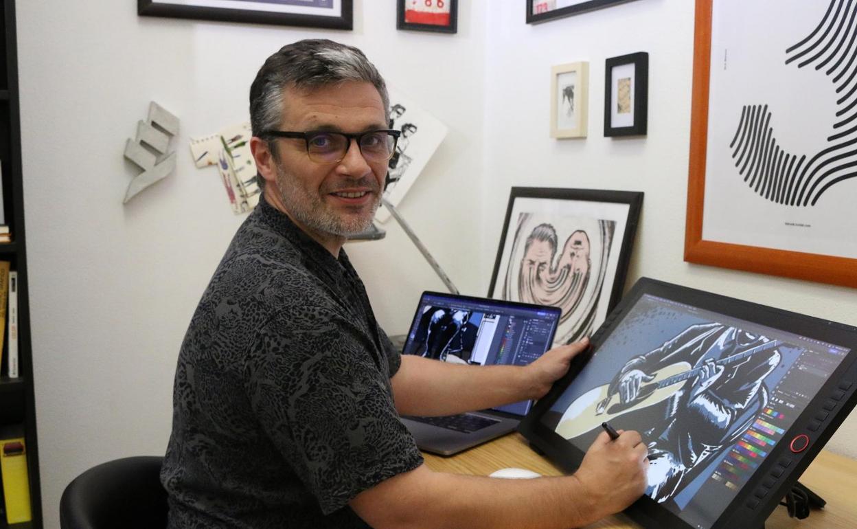 Sergio Pérez, en su oficina de Irun. 