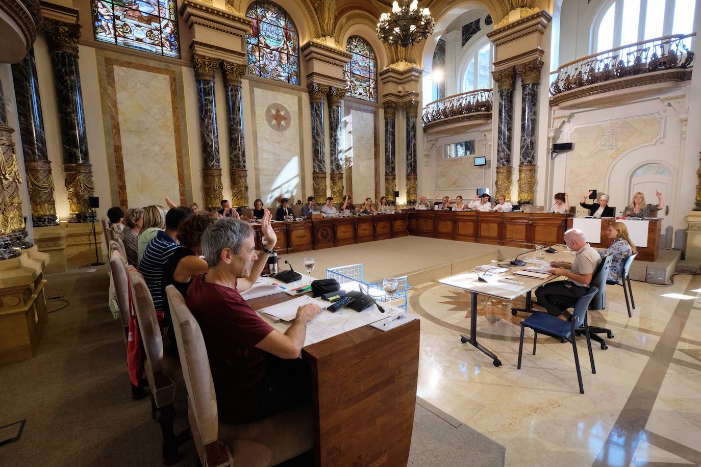 Los grupos municipales, durante una votación. 