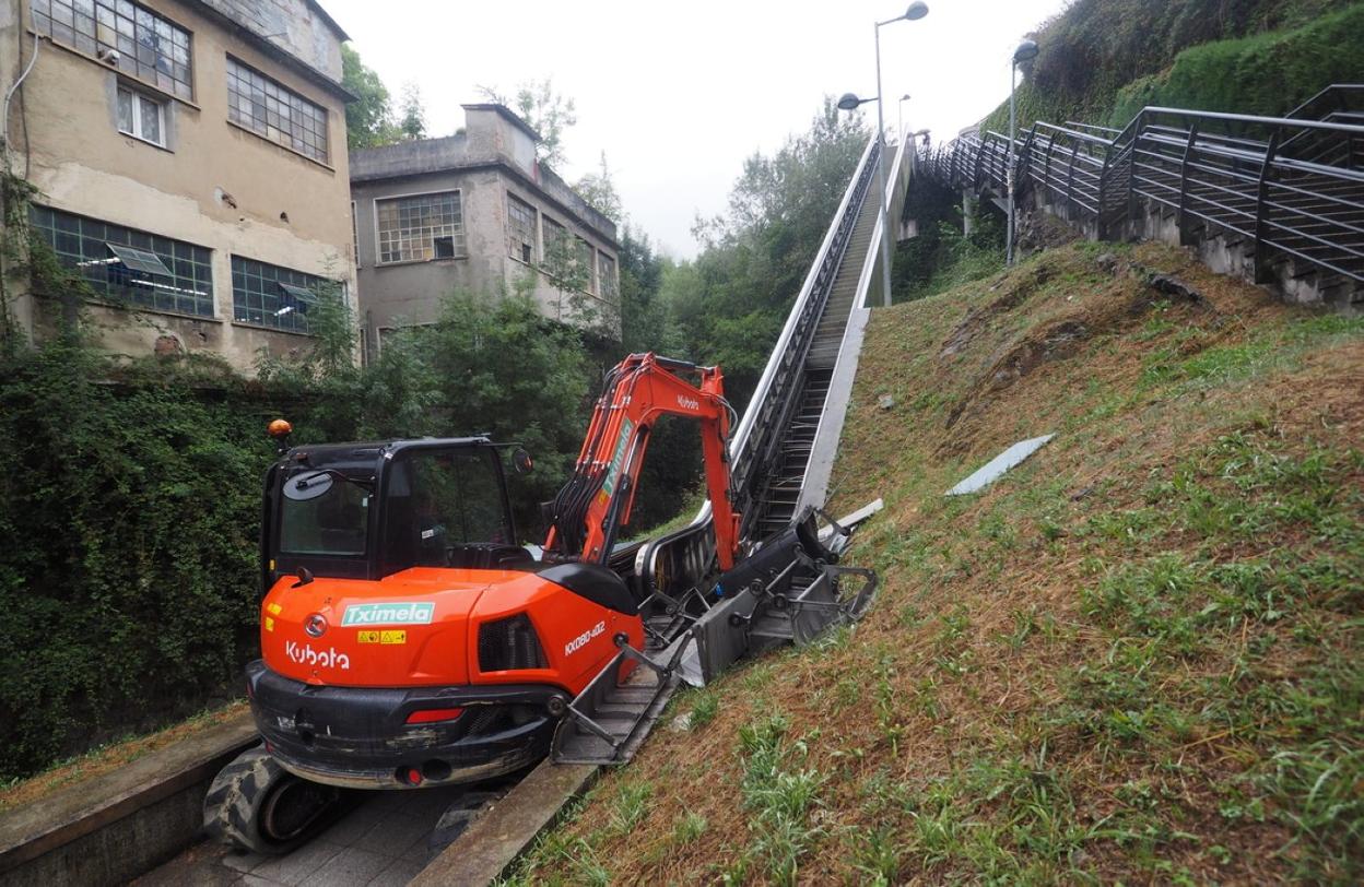 Los operarios de la empresa encargada del proyecto, retirando los escalones de la escalera mecánica. 