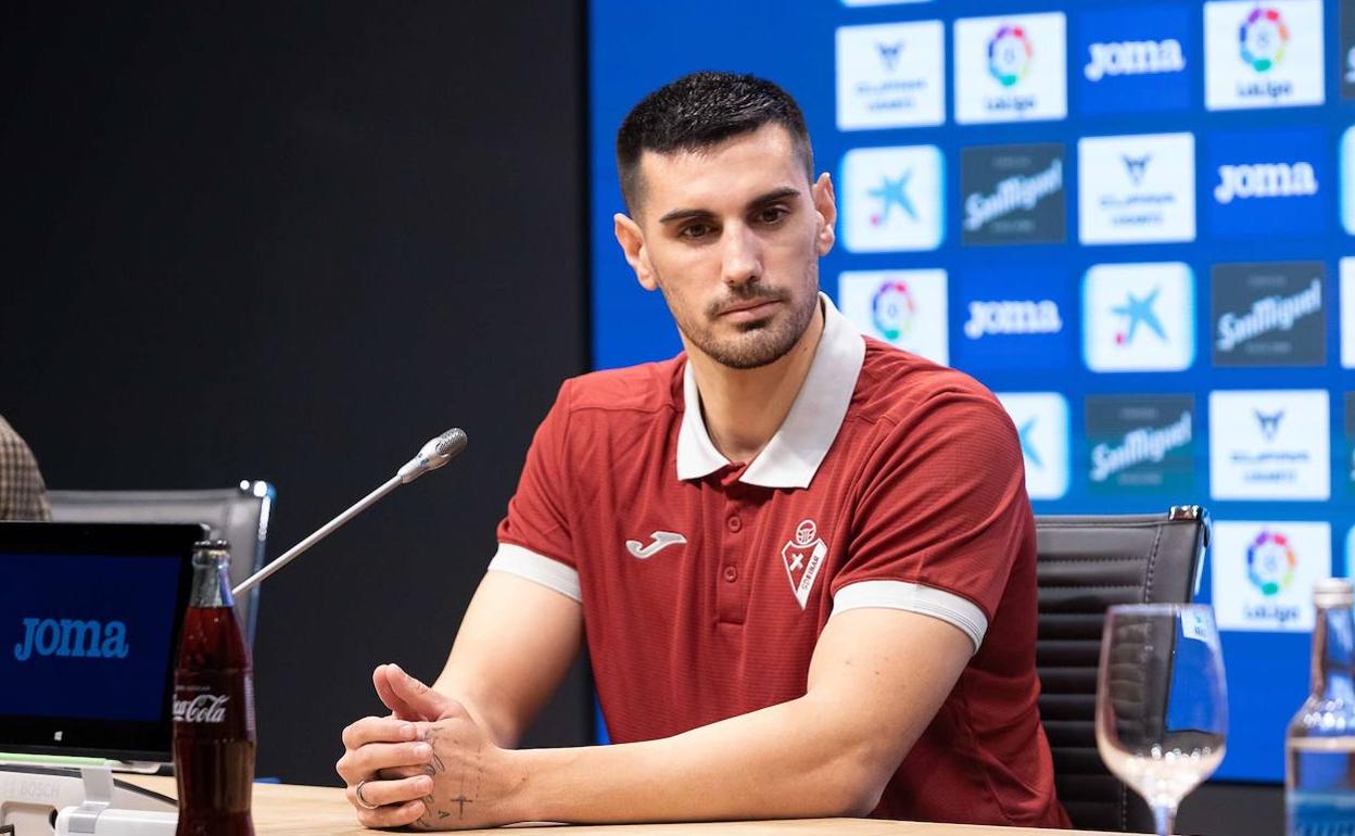 Chema Rodríguez durante su presentación como jugador del Eibar en su anterior etapa. 
