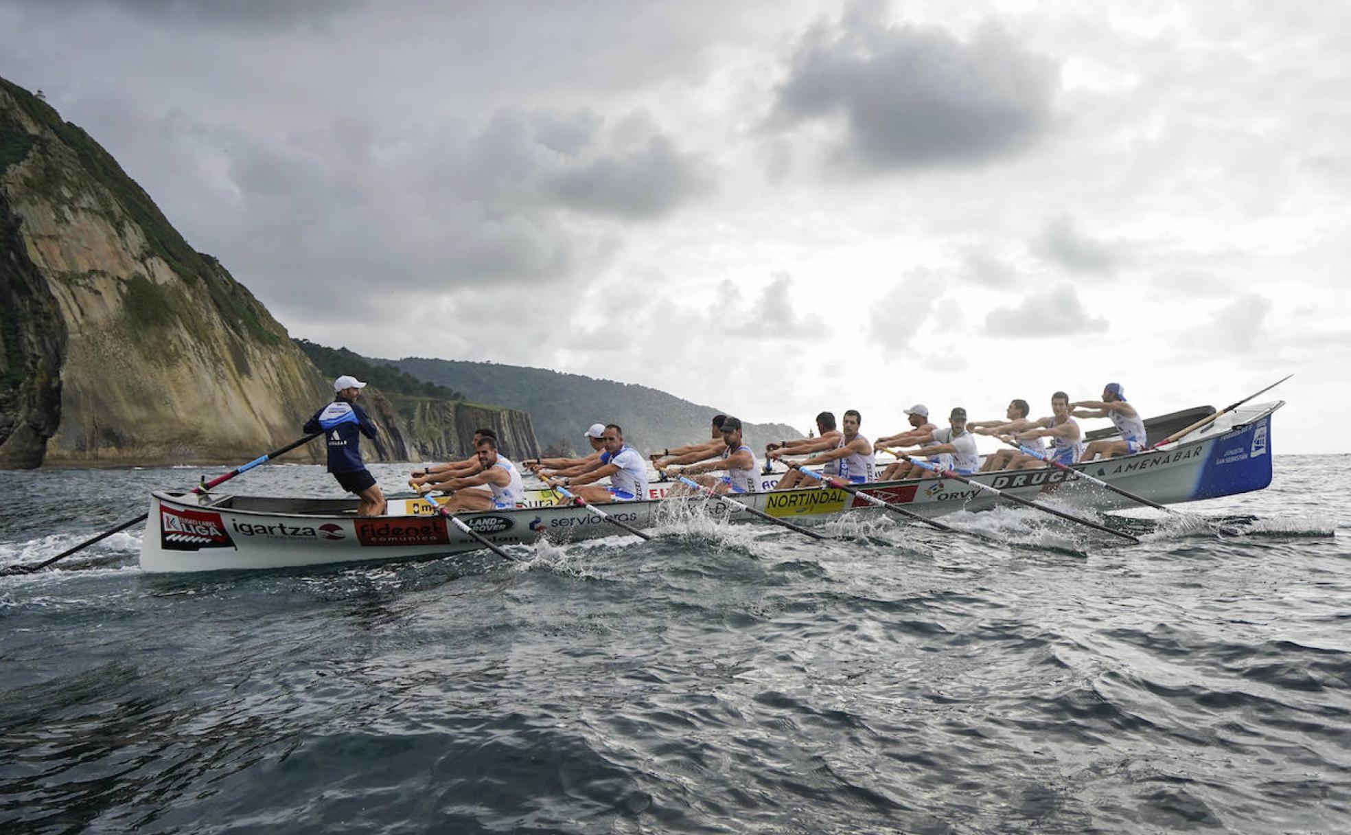 Donostiarra abandona la bahía de Pasaia y sale a mar abierto durante su entrenamiento. 