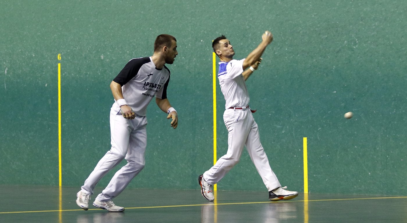 Etxezarreta observa uno de los pelotazos de Eneko Labaka este viernes en la final élite de Errenteria. 