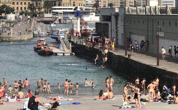 La rampa, llena de bañista antes de que cercaran el espacio. 