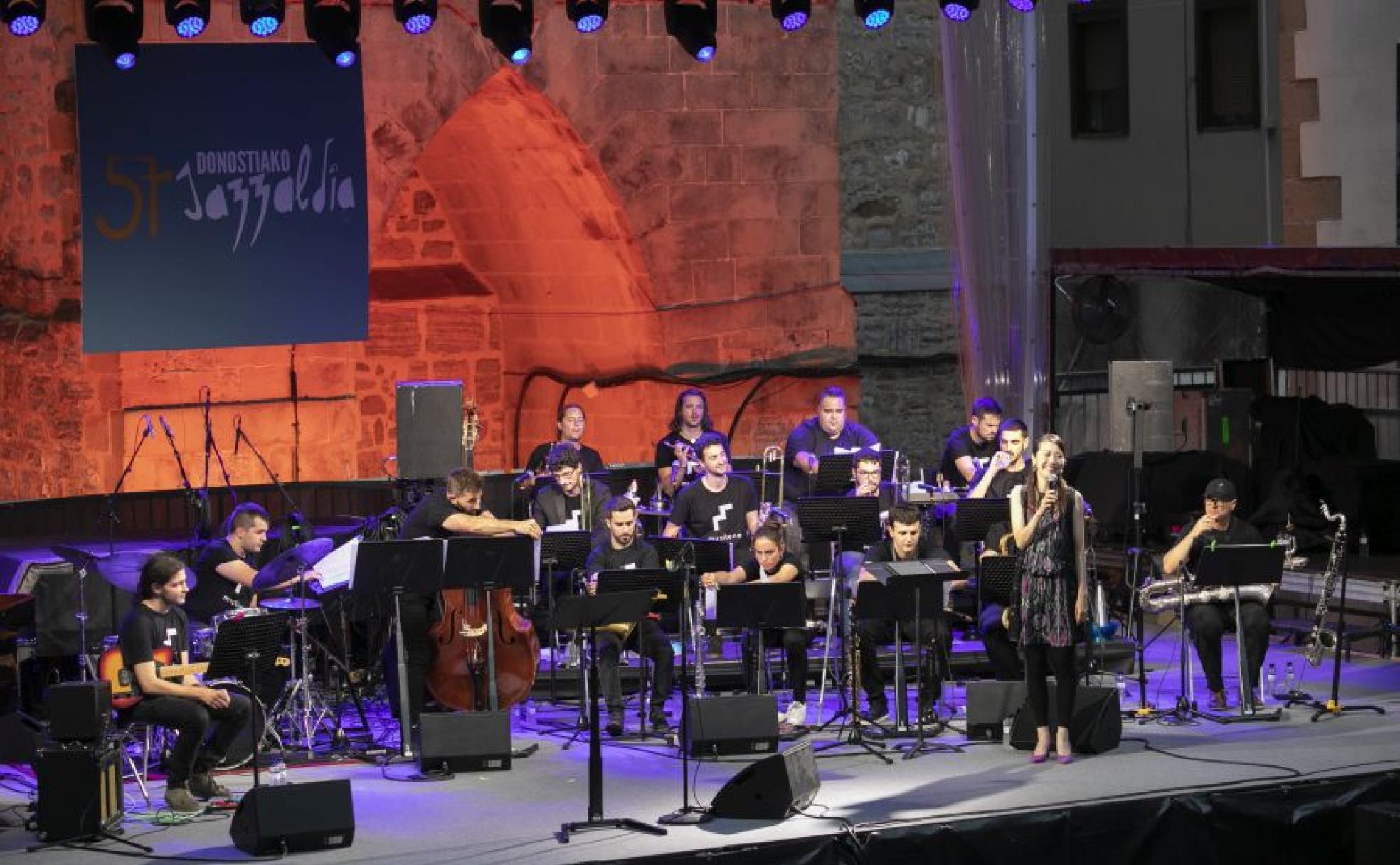 Alumnos y exalumnos de Musikene formaron la big band que anoche inauguró los conciertos de la 'Trini'. 