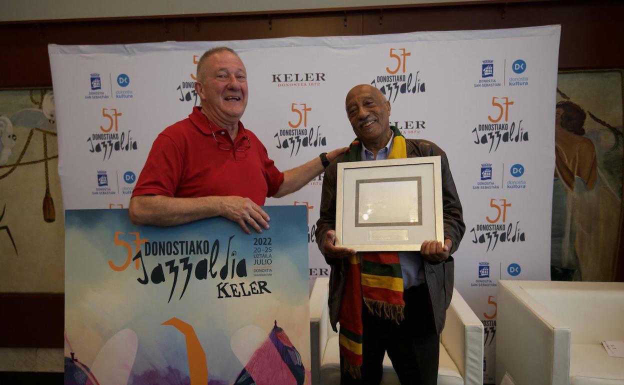 Mulatu Astatke recibe su galardón de manos de Miguel Martín. 