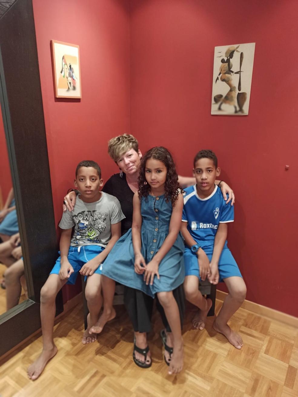 Edurne Uzkudun posa junto a Lahsan, Asuag y Buyema ayer en su casa de Eibar.