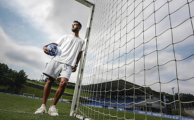 Méndez posa apoyado en uno de los postes de la portería del campo Z1 de Zubieta.