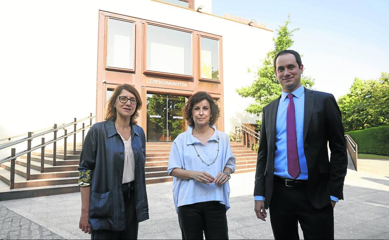 Marta Marín, Marian Elorza y Unai Telleria, en Lehendakaritza.