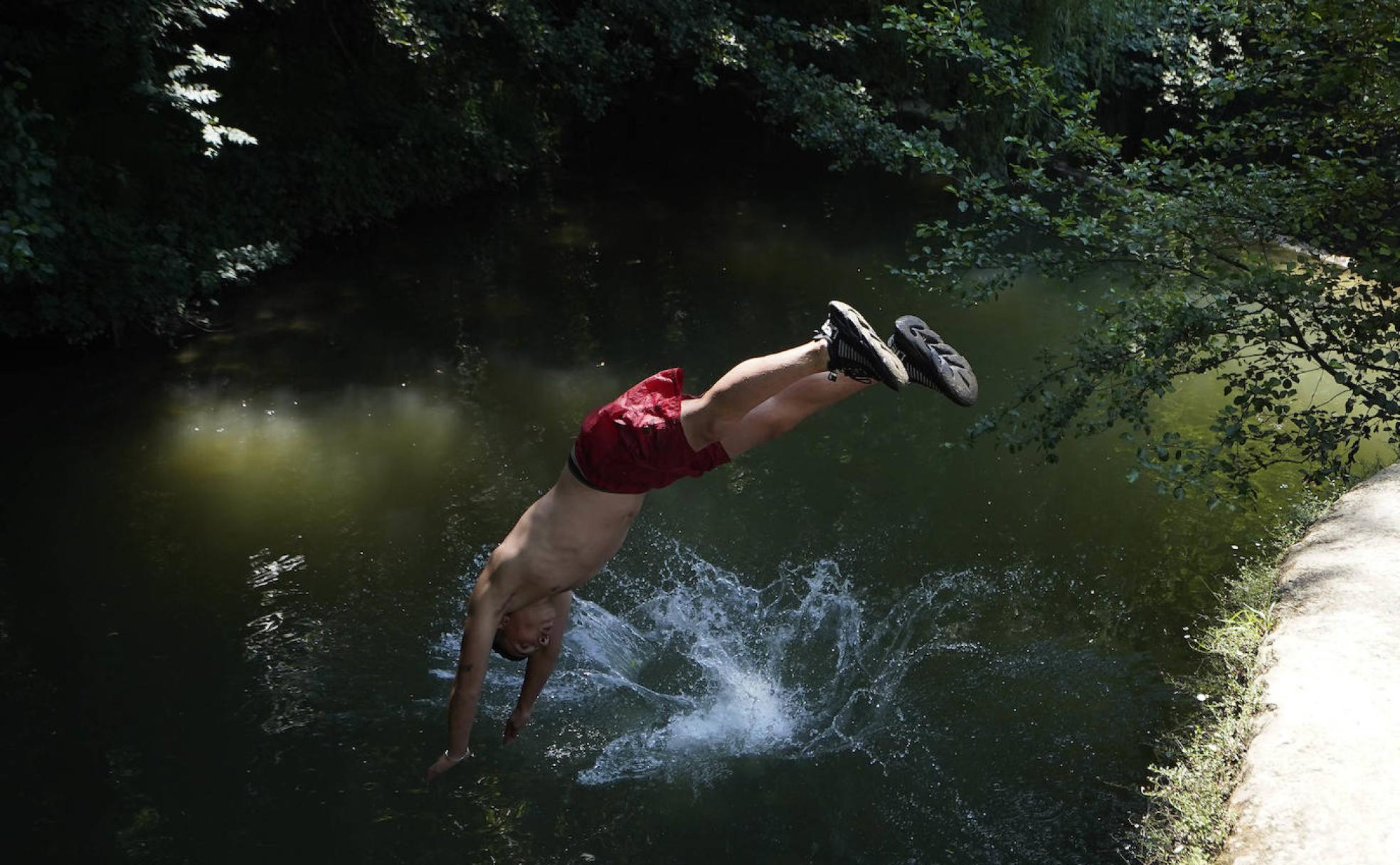 Los riesgos de tirarse de cabeza al agua