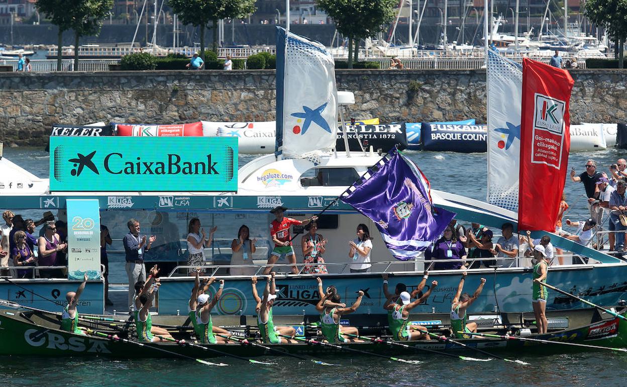 Hondarribia celebrando la victoria en Sarturtzi. 