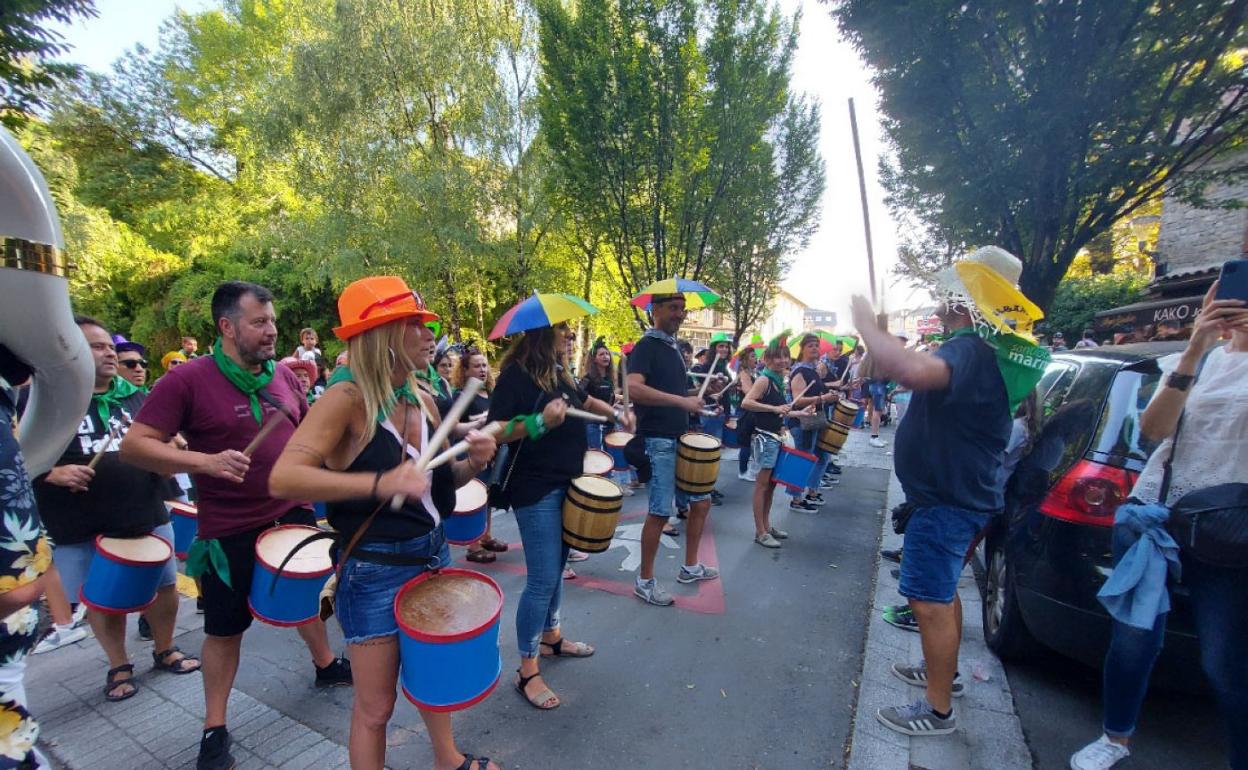Fiesta de la espuma, actuación de la banda de música de Hondarribia y la tamborrada. 