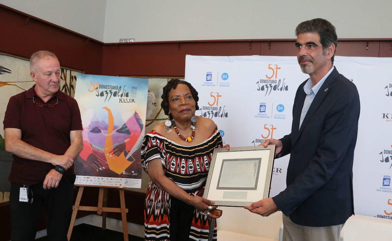 Amina Claudine Myers recibe el premio de manos del alcalde, Eneko Goia. 