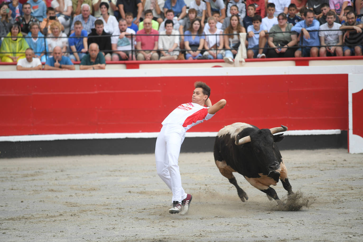 Fotos: Los recortadores y sus piruetas conquistan la Plaza de Toros de Azpeitia