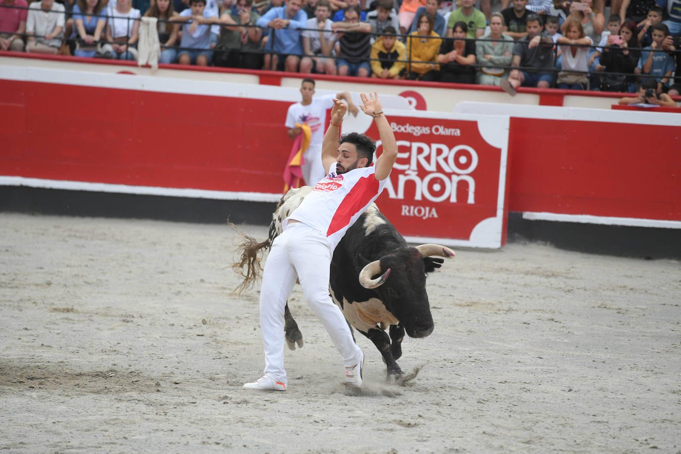 Fotos: Los recortadores y sus piruetas conquistan la Plaza de Toros de Azpeitia