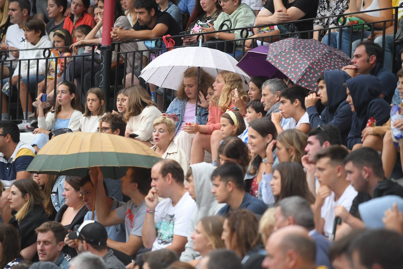 Fotos: Los recortadores y sus piruetas conquistan la Plaza de Toros de Azpeitia
