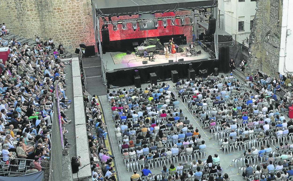 La saxofonista Lakecia Benjamin disfrutó de su primera noche en San Sebastián, ante un público que ansiaba la llegada de Diana Krall. Su salida al escenario con una introducción a piano solo hizo que todo el mundo se olvidara de la fina lluvia y se embelesara con la diva del jazz. 