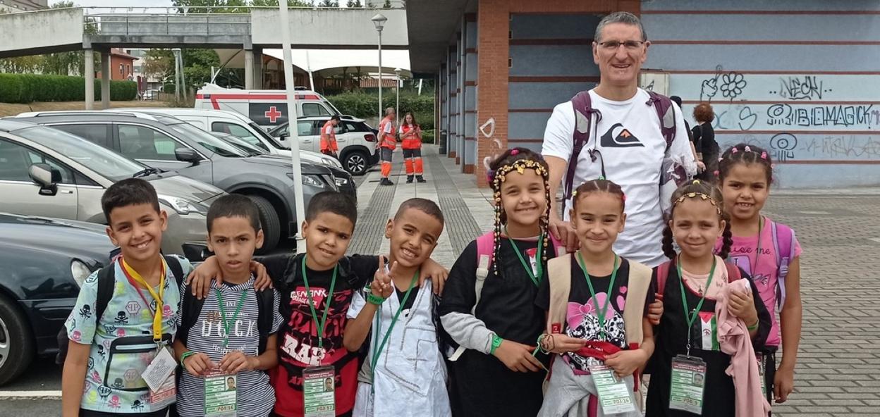 Saharako errefuxiatuen kanpamenduetako zortzi haurrak, Darahli Elkarteko Samuel Ruizekin batera. 