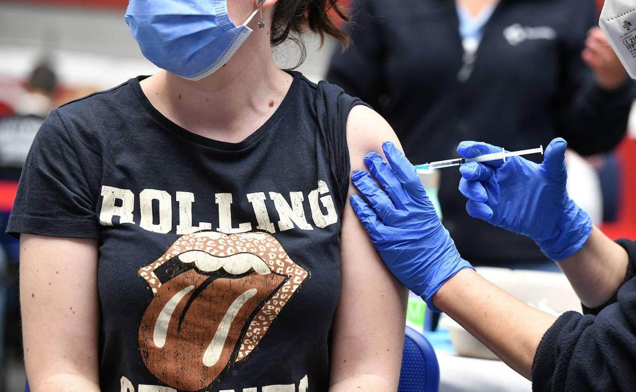 Una mujer recibe la dosis de vacunación contra el coronavirus. 