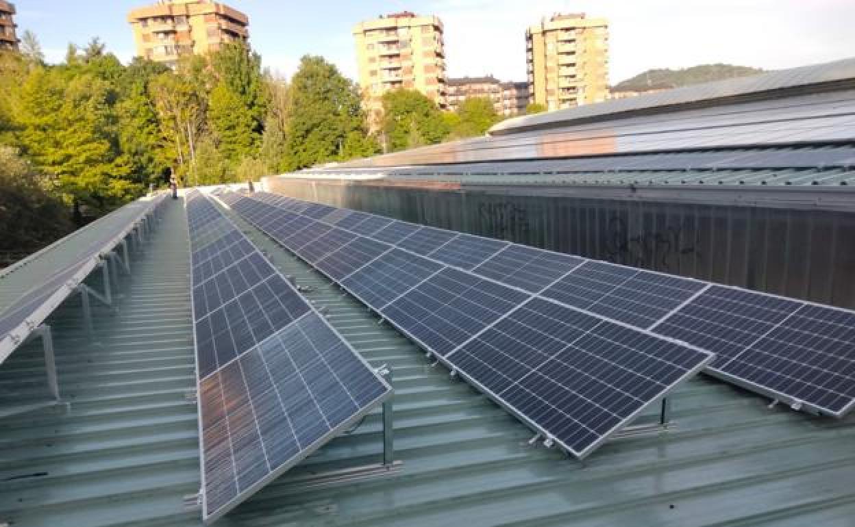 Placas solares en un polideportivo de Donostia.