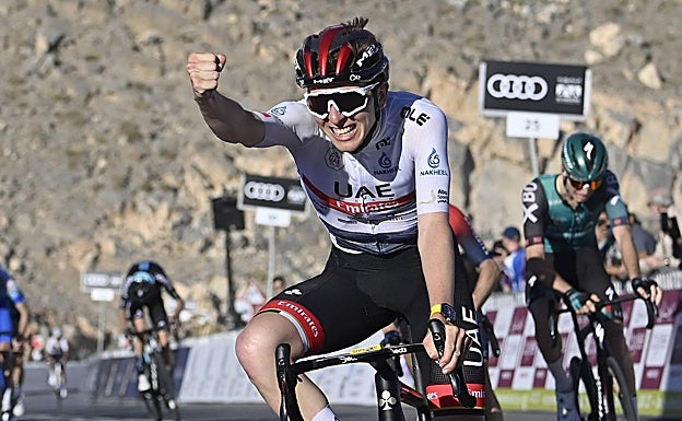Pogacar celebra una victoria conseguida esta temporada en el UAE Tour. 