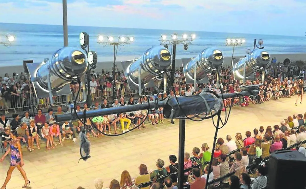 El desfile en el malecón, con el mar y la playa de fondo, es un escenario único para presentar las colecciones. 