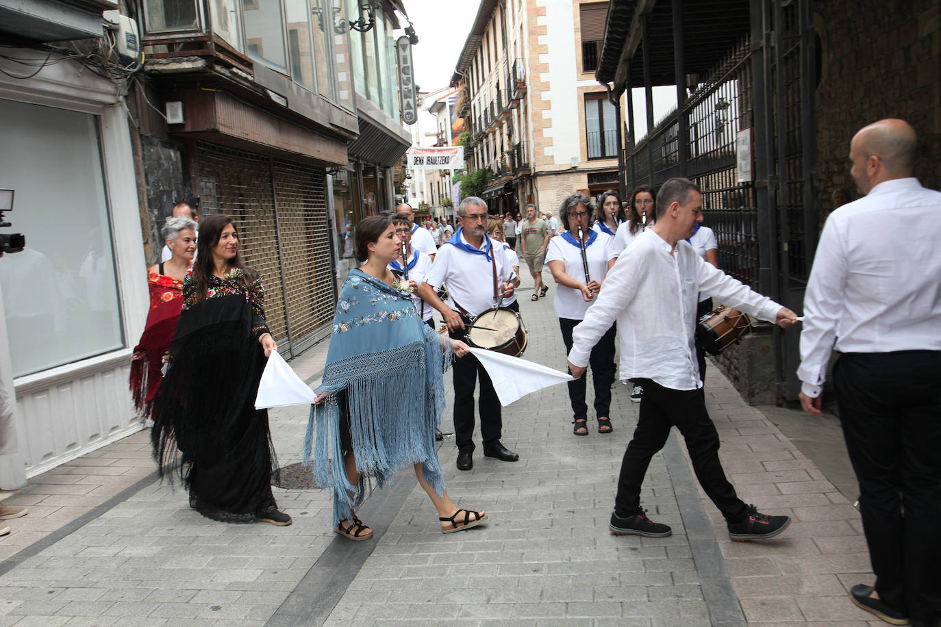 Fotos: Por primera vez en 500 años una mujer encabeza la eskudantza de santaneros de Ordizia