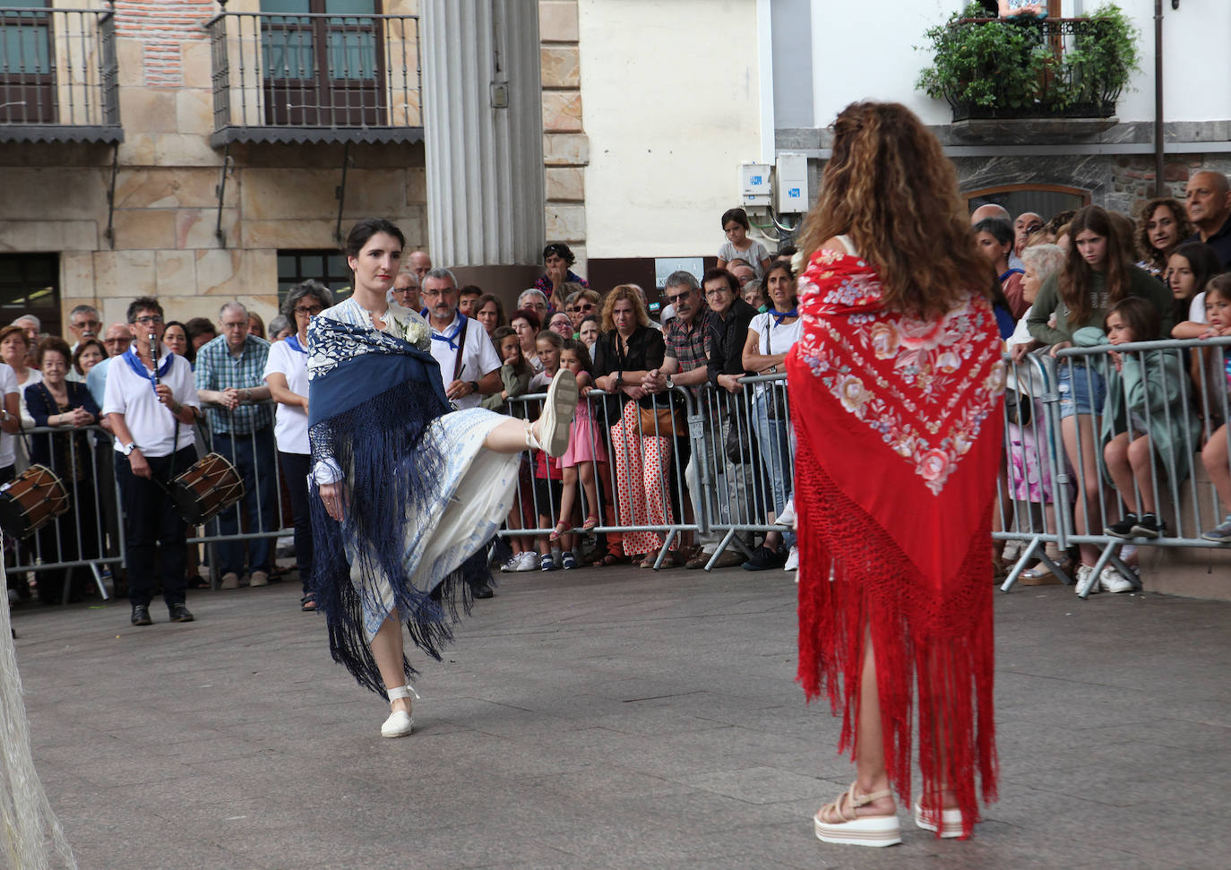 Fotos: Por primera vez en 500 años una mujer encabeza la eskudantza de santaneros de Ordizia