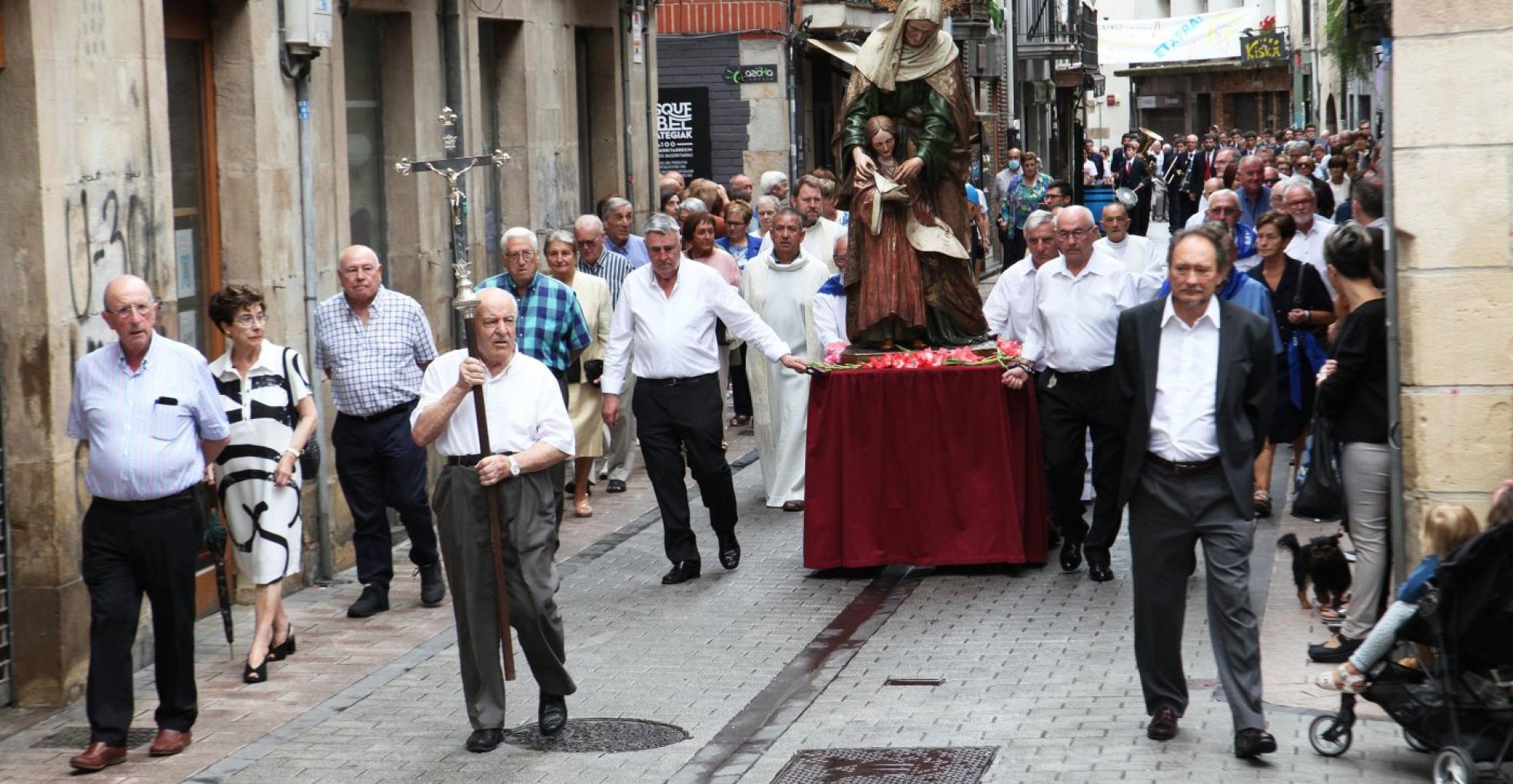 La procesión en honor a la patrona, Santa Ana, resultó solemne y multitudinaria.
