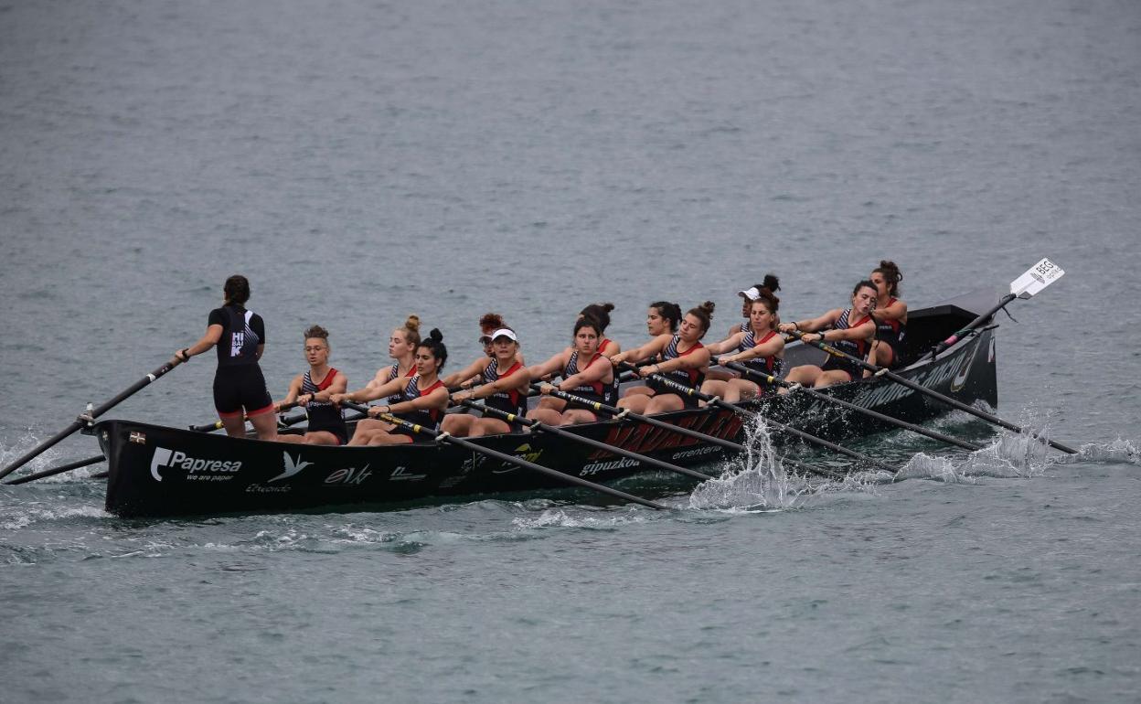 Las remeras de Hibaika durante el campeonato de Gipuzkoa disputado el pasado mes de junio en aguas de Hondarribia. 
