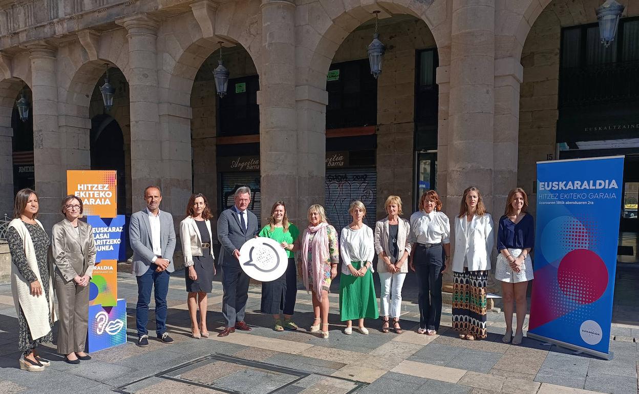 Euskaltzaindiaren Bilboko egoitzan egin dute agerraldia. 