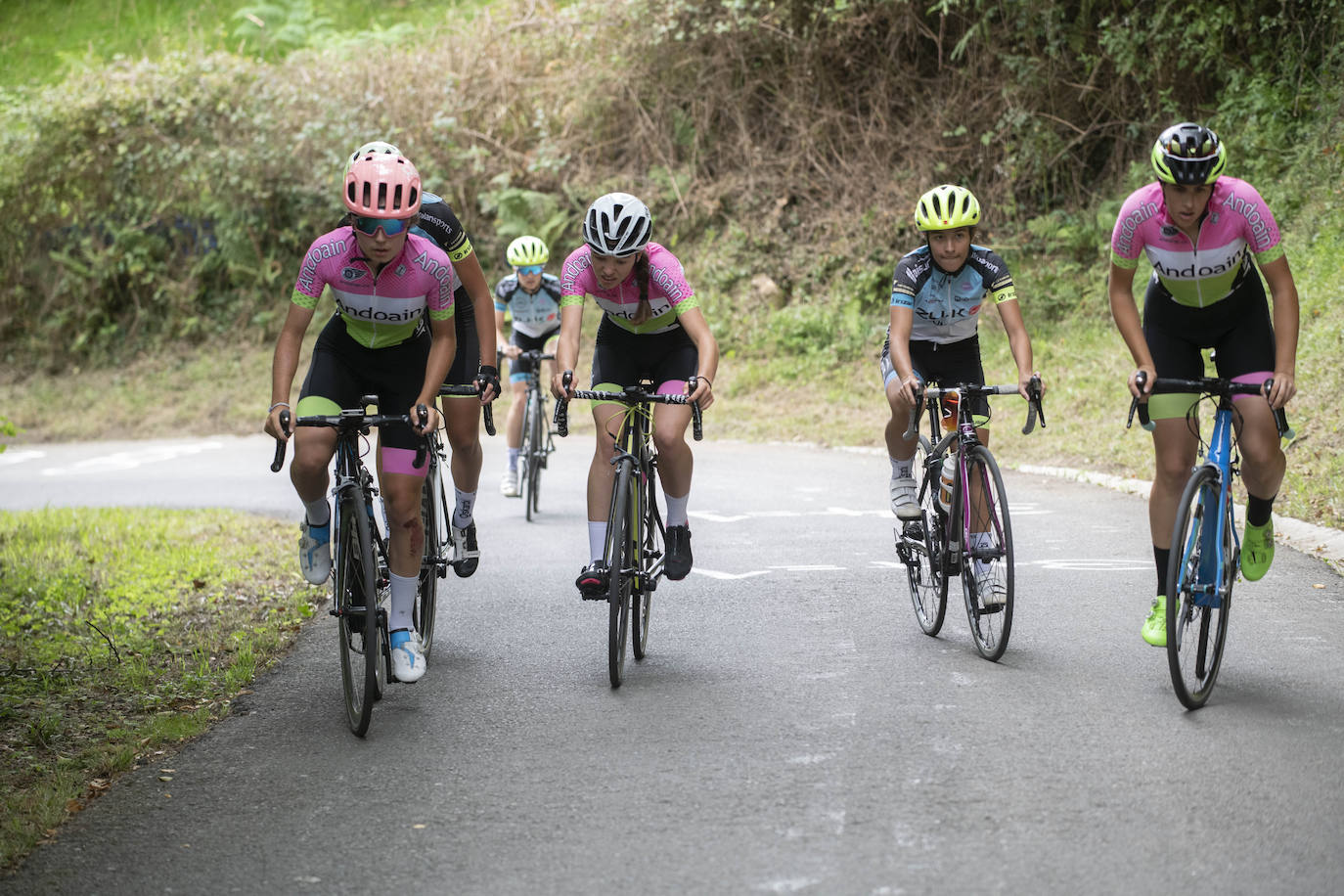 Fotos: Las ciclistas pedalean la subida del final de la Clásica