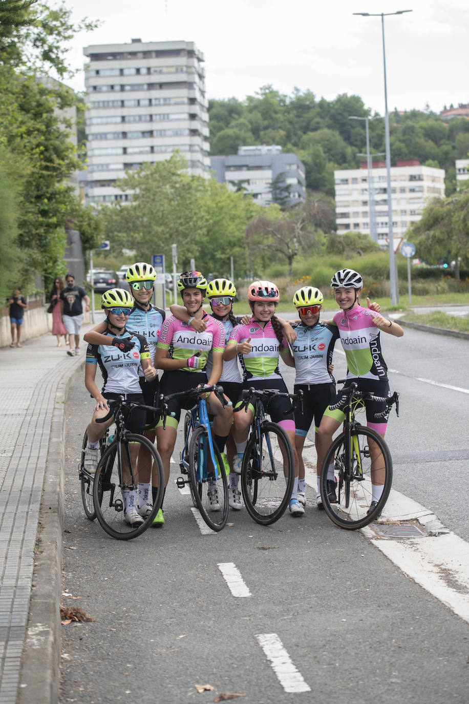 Fotos: Las ciclistas pedalean la subida del final de la Clásica