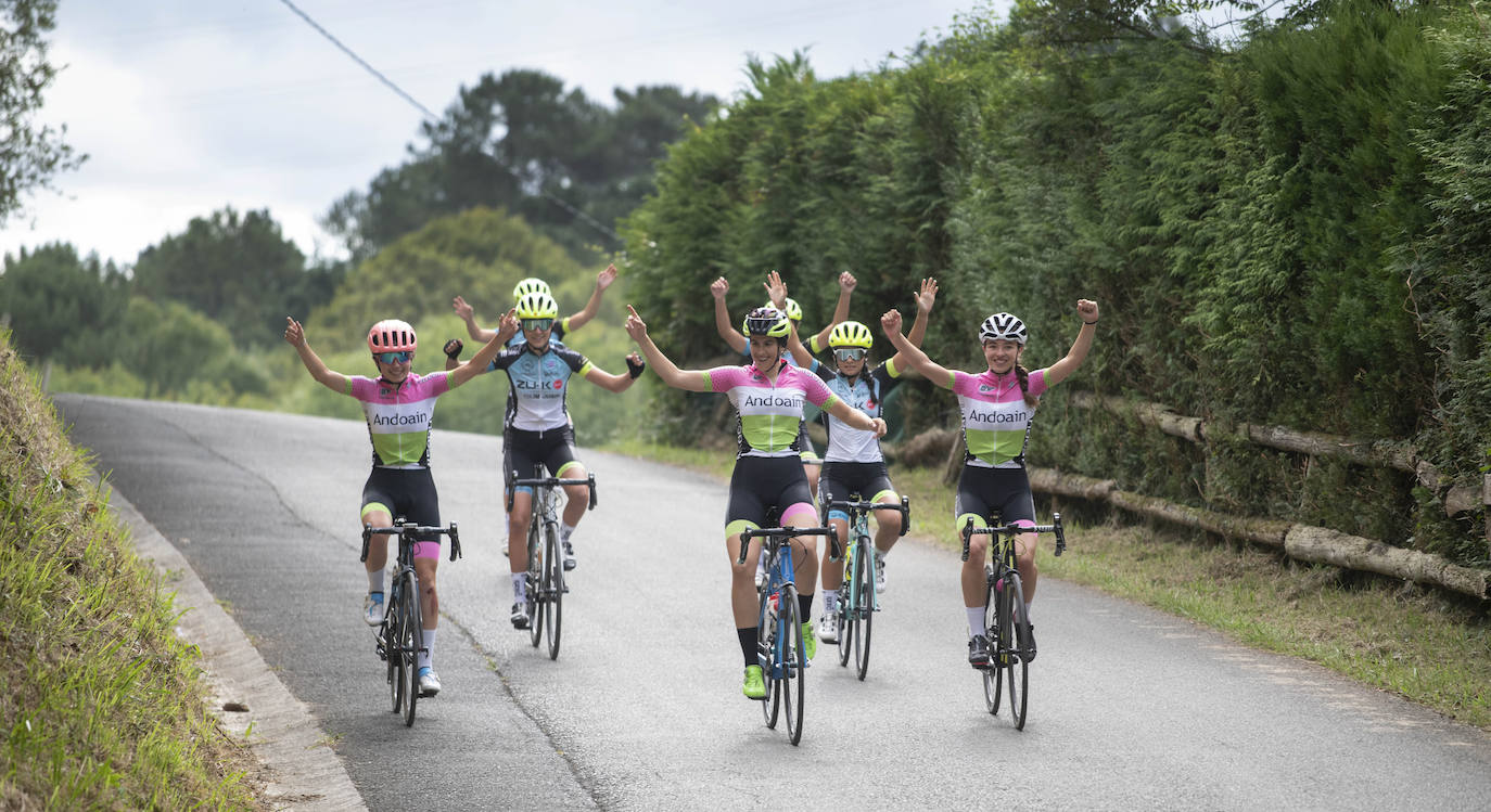 Fotos: Las ciclistas pedalean la subida del final de la Clásica