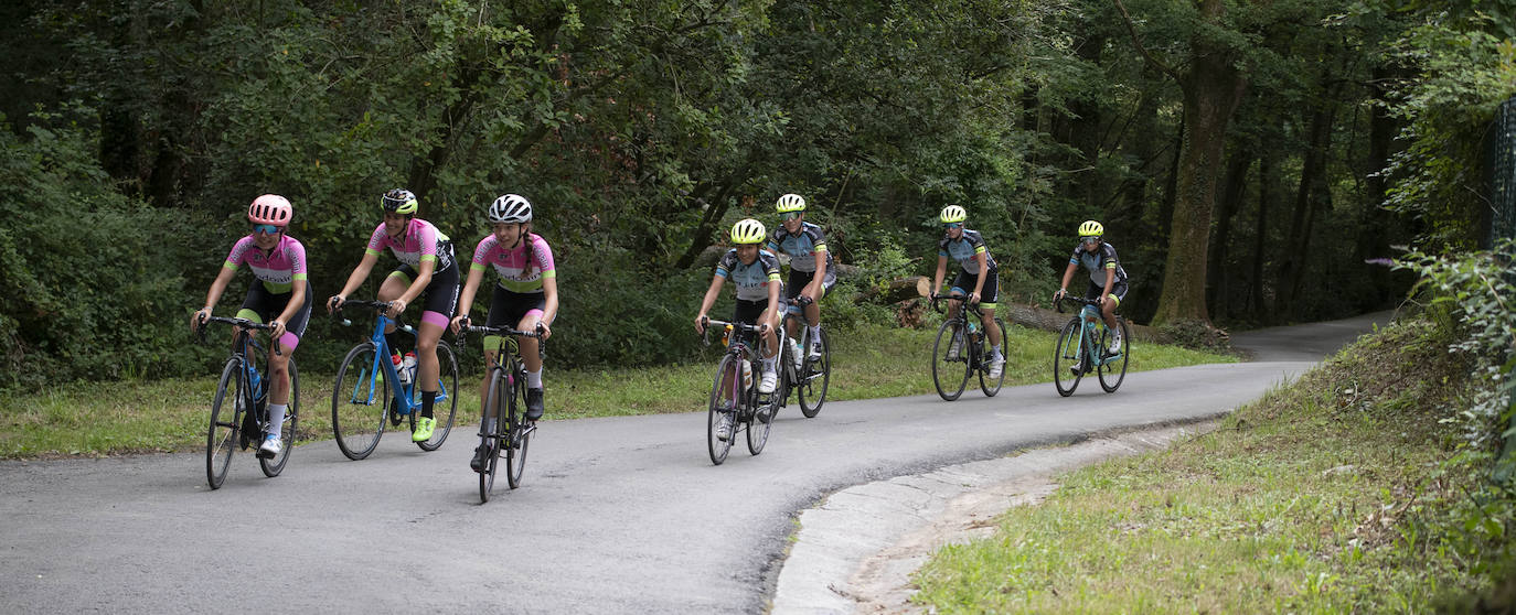 Fotos: Las ciclistas pedalean la subida del final de la Clásica