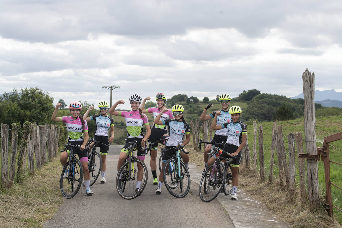 Fotos: Las ciclistas pedalean la subida del final de la Clásica