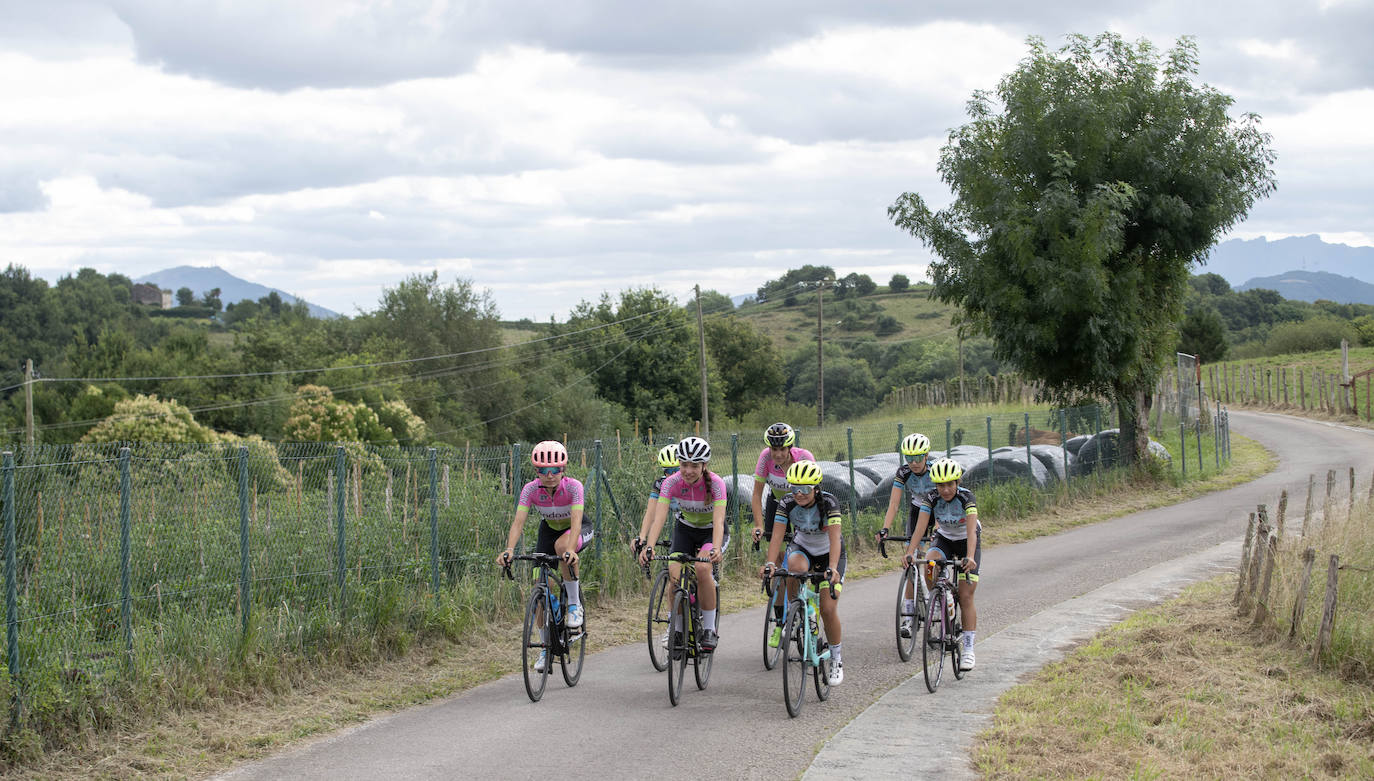 Fotos: Las ciclistas pedalean la subida del final de la Clásica