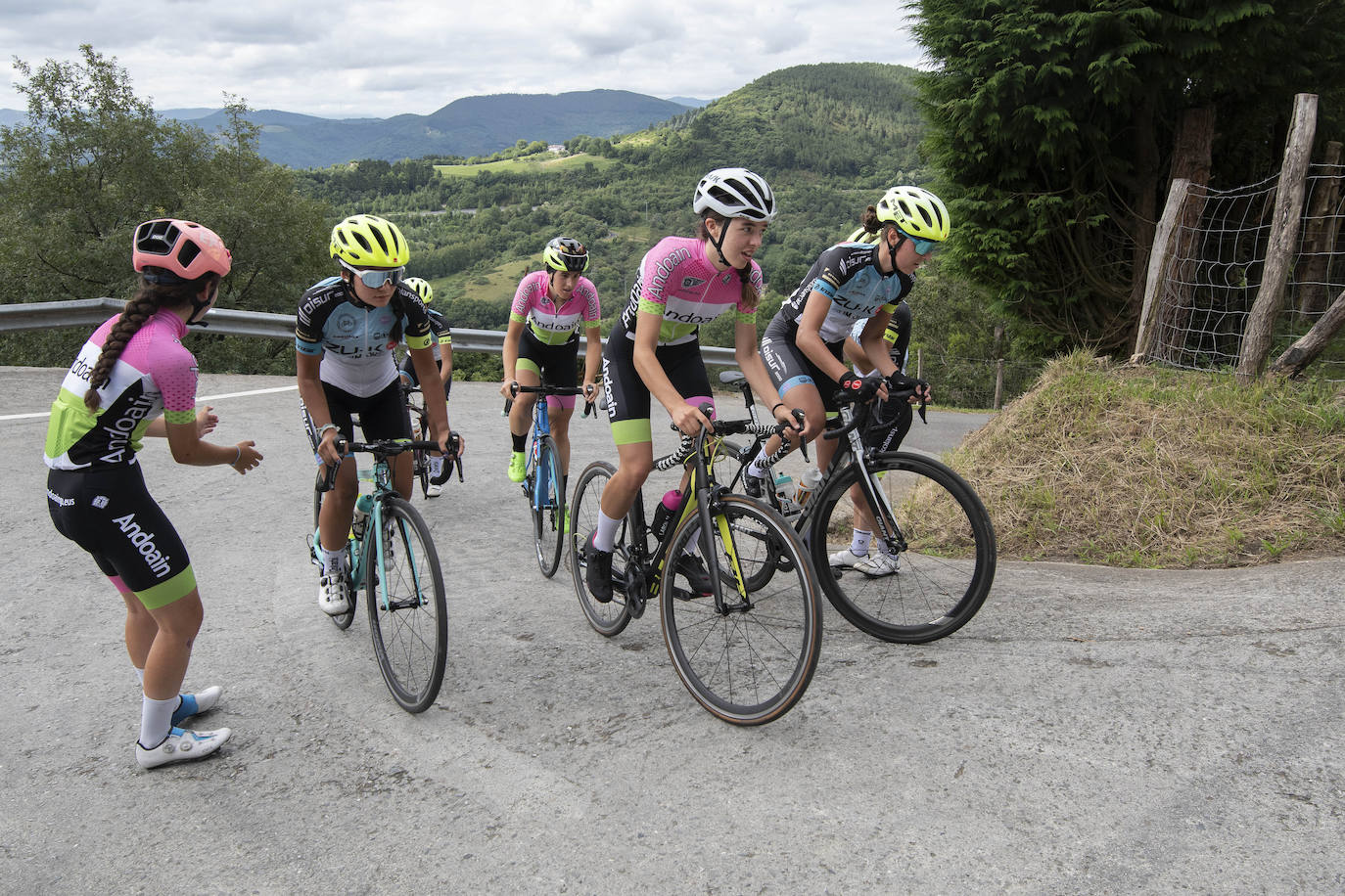 Fotos: Las ciclistas pedalean la subida del final de la Clásica