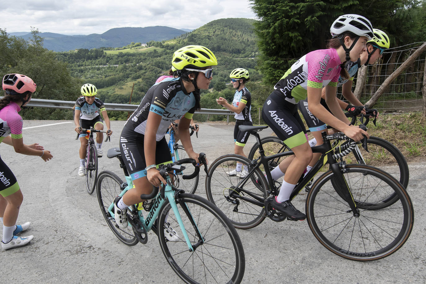 Fotos: Las ciclistas pedalean la subida del final de la Clásica